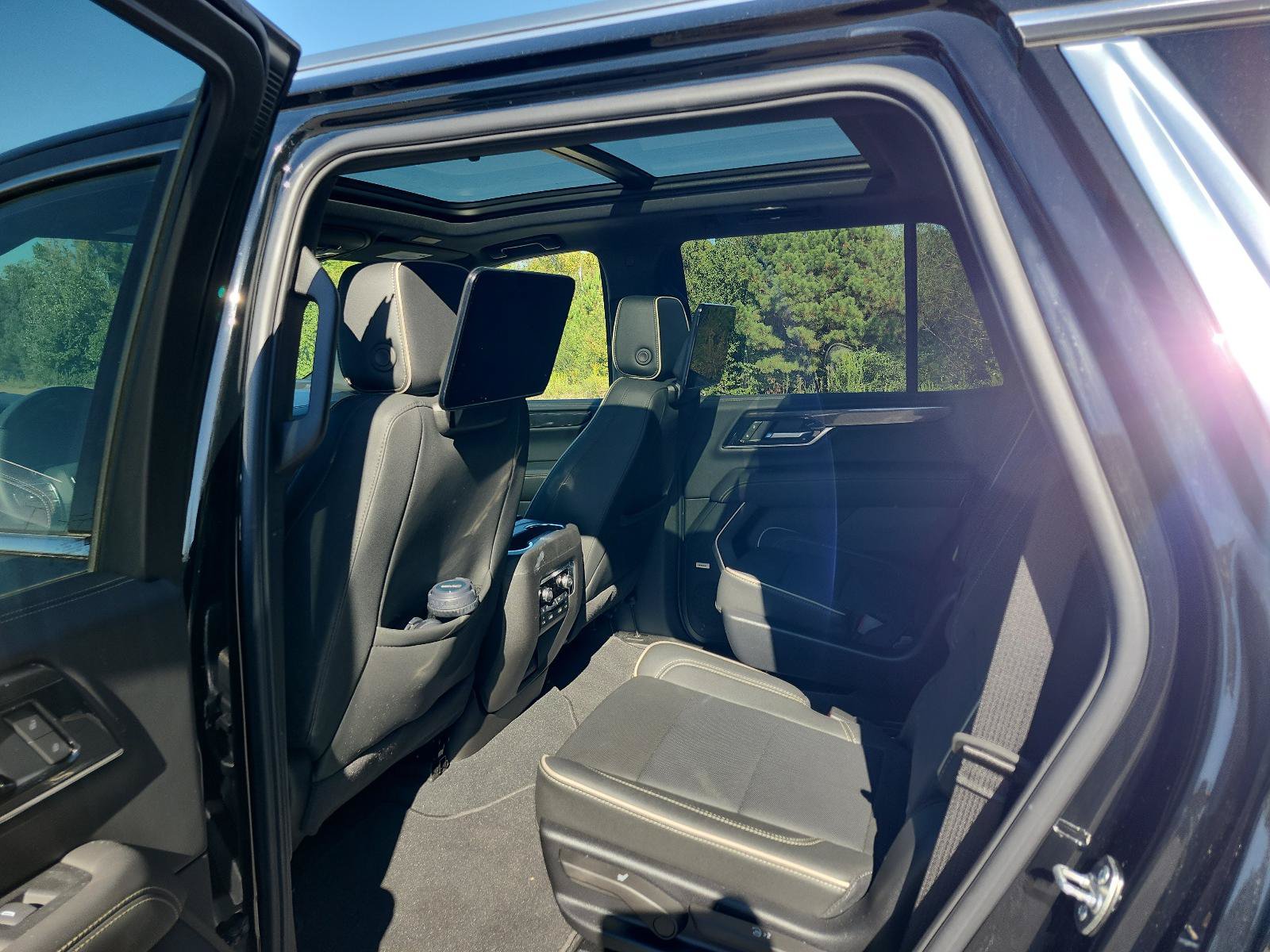 Used 2026 GMC Yukon Elevation w/ Elevation Premium Package AWD/4WD image 11