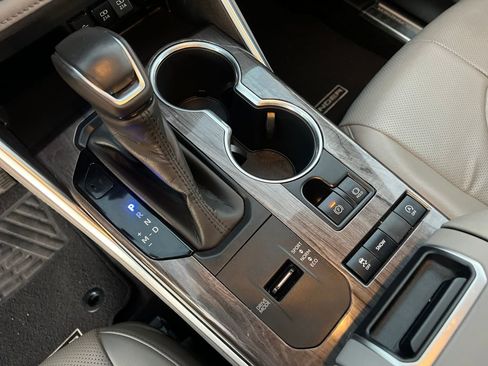 Used 2020 Toyota Highlander Limited image 24