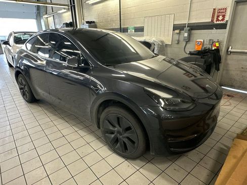 Used 2024 Tesla Model Y Long Range image 2