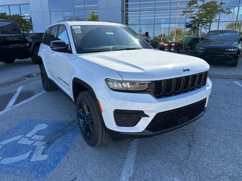 New 2025 Jeep Grand Cherokee Altitude AWD/4WD image 7