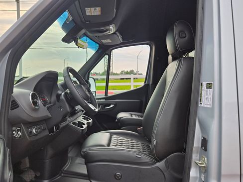 Used 2025 Mercedes-Benz Sprinter 2500 image 12