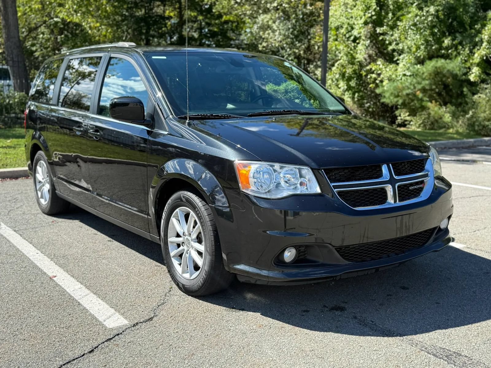 Used 2019 Dodge Grand Caravan SXT FWD image 3
