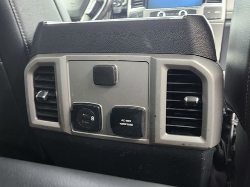 Used 2022 Ford F350 Lariat w/ Chrome Package image 20