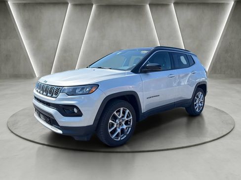 Used 2025 Jeep Compass Limited AWD/4WD image 3
