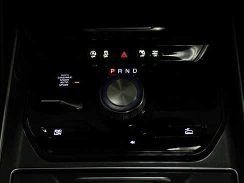 Used 2024 Jeep Wagoneer 4WD w/ Premium Group I image 18