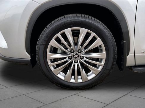 Used 2024 Toyota Highlander Platinum AWD/4WD image 11