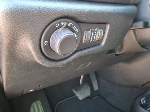 New 2027 Chrysler Pacifica Select FWD image 21