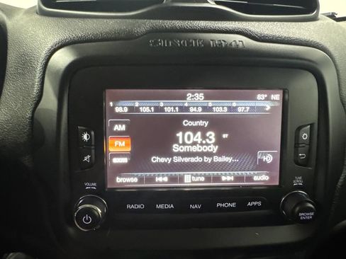 Used 2017 Jeep Renegade Latitude AWD/4WD image 4