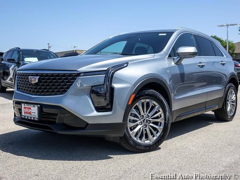 Used 2025 Cadillac XT4 Premium Luxury FWD image 2