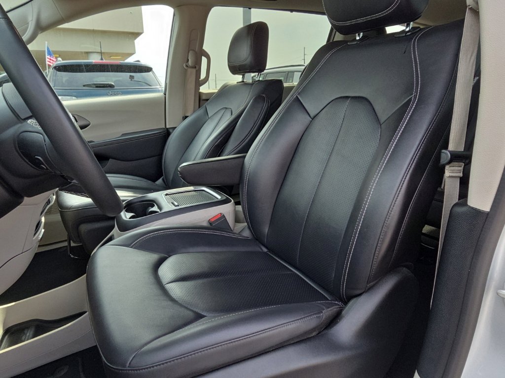 Used 2024 Chrysler Pacifica Touring-L FWD image 16