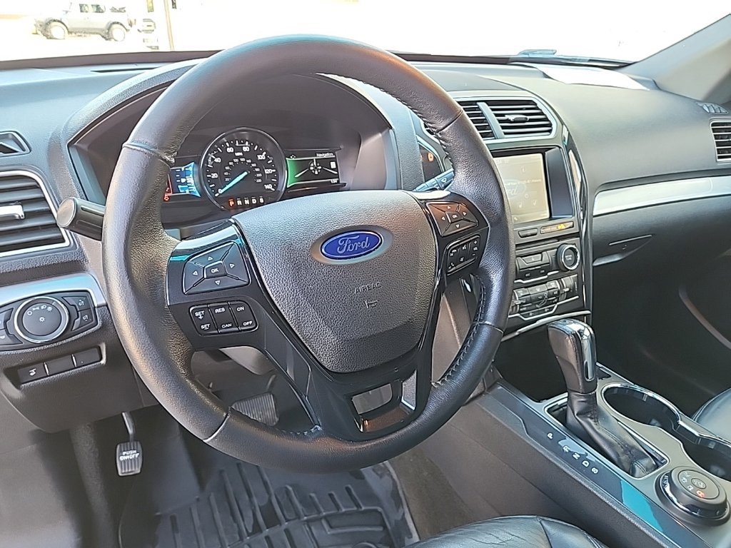 Used 2016 Ford Explorer XLT w/ Equipment Group 202A AWD/4WD image 14