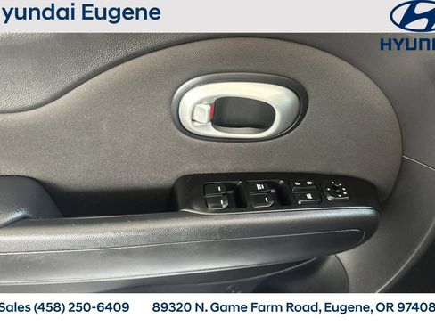 Used 2016 Kia Soul FWD image 12