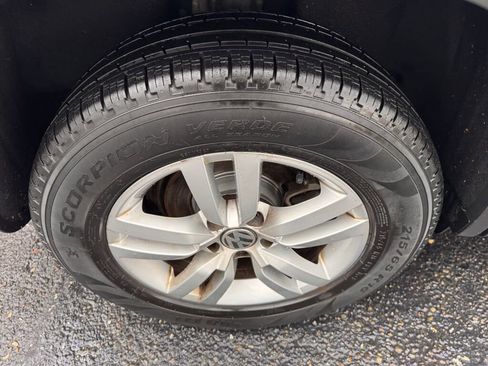 Used 2017 Volkswagen Tiguan S image 4