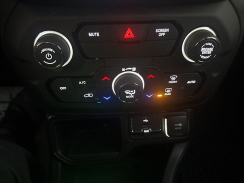 Used 2018 Jeep Renegade Latitude w/ Cold Weather Group image 27