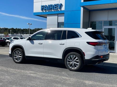 Used 2025 Buick Enclave Preferred image 3