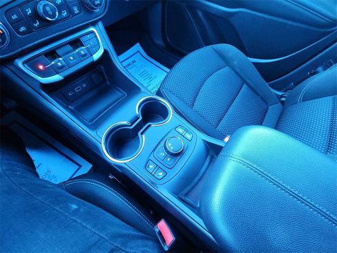 Used 2024 GMC Terrain SLE w/ Driver Convenience Package image 21