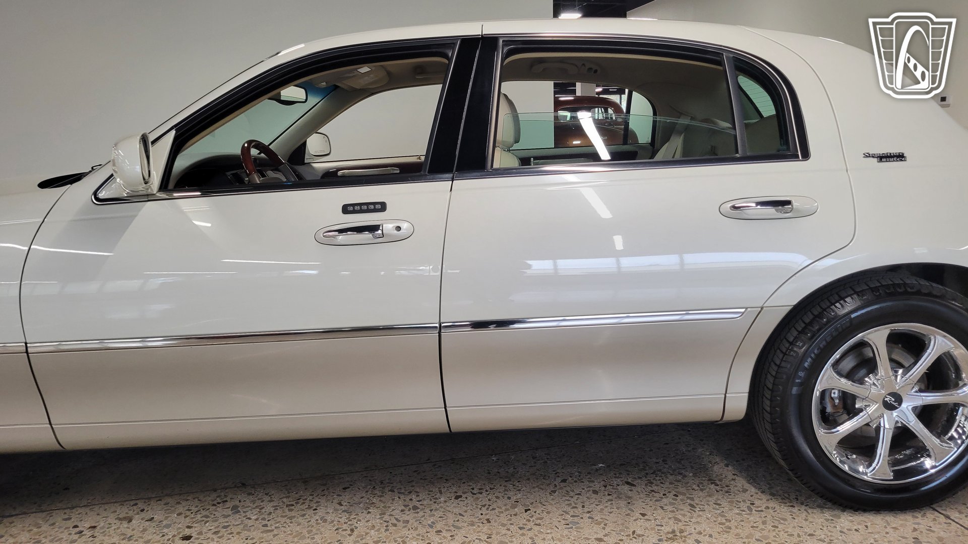 Used 2005 Lincoln Town Car Signature Limited RWD image 24