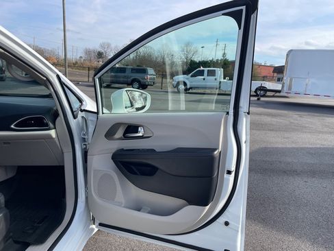 Used 2020 Chrysler Pacifica Touring-L image 19