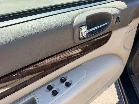 Used 2004 Chrysler Sebring Limited w/ Driver Convenience Group FWD image 21