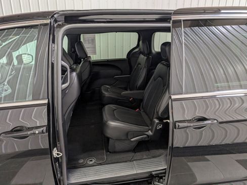Used 2025 Chrysler Pacifica Select image 8