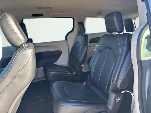 Used 2024 Chrysler Pacifica Touring-L image 13