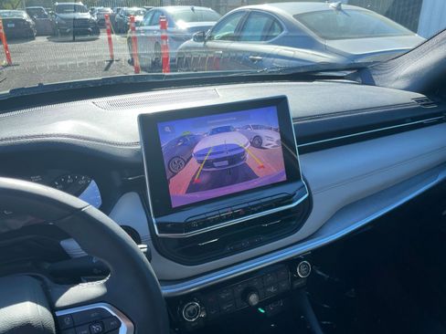 Used 2025 Jeep Compass Limited image 17