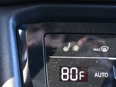 Used 2025 Volkswagen Taos SE image 31