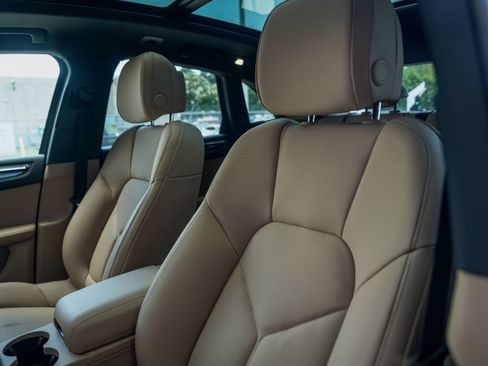 Certified 2025 Porsche Macan image 5