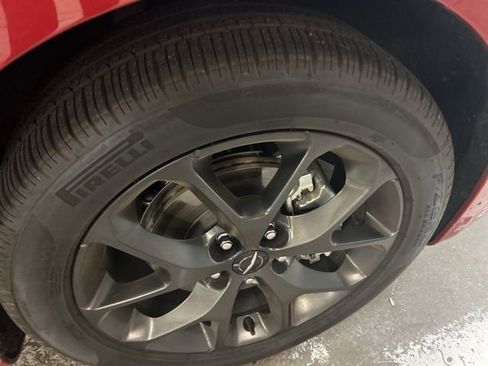 Used 2025 Chrysler Pacifica Limited image 13