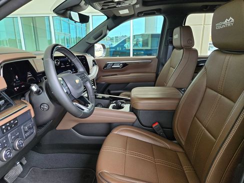 Used 2025 Chevrolet Suburban High Country AWD/4WD image 9