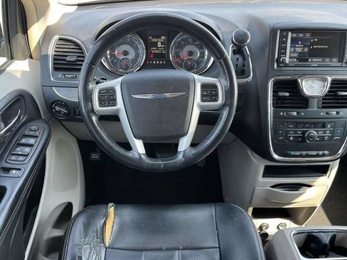 Used 2014 Chrysler Town & Country Touring-L w/ Driver Convenience Group FWD image 17