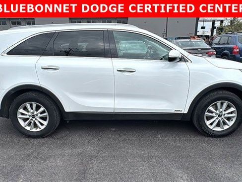 Used 2019 Kia Sorento LX w/ LX Convenience Package image 4
