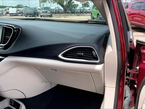 Certified 2023 Chrysler Pacifica Touring-L FWD image 23