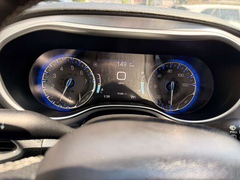 Used 2019 Chrysler Pacifica Limited w/ Advanced Safetytec Group FWD image 31