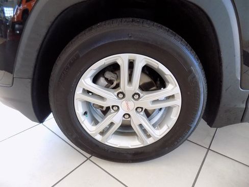 Used 2023 GMC Terrain SLE w/ Driver Convenience Package image 10