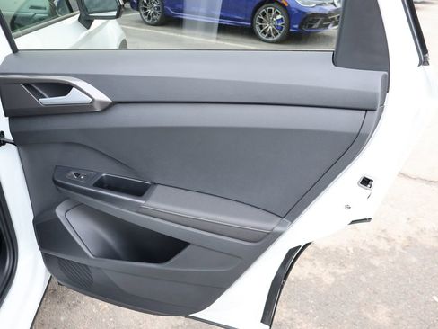 New 2026 Volkswagen Taos SE image 18