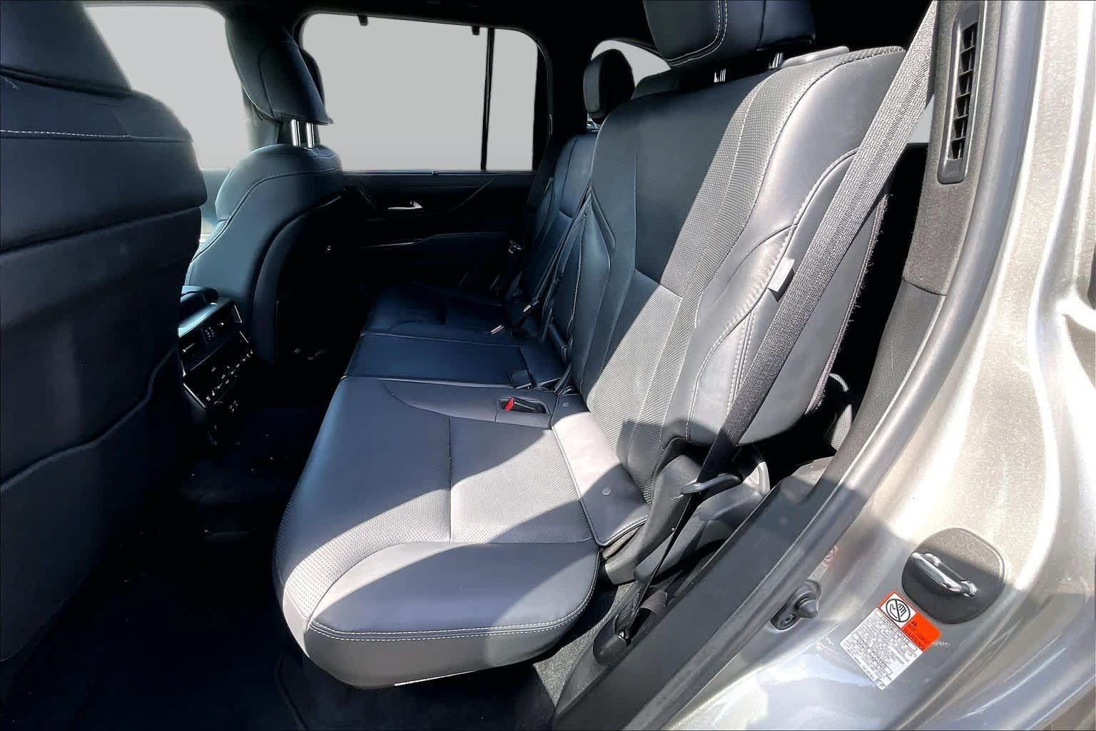 Used 2022 Lexus LX 600 4WD w/ Luxury Package image 18