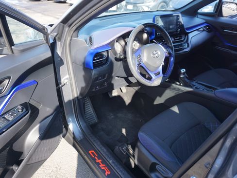 Used 2022 Toyota C-HR XLE image 7