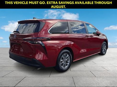 Used 2025 Toyota Sienna LE FWD image 8