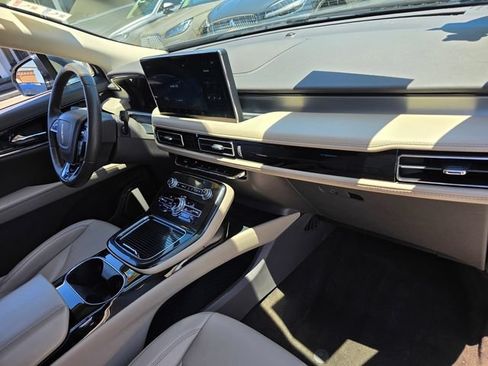 Used 2022 Lincoln Nautilus FWD w/ Premium Package image 17