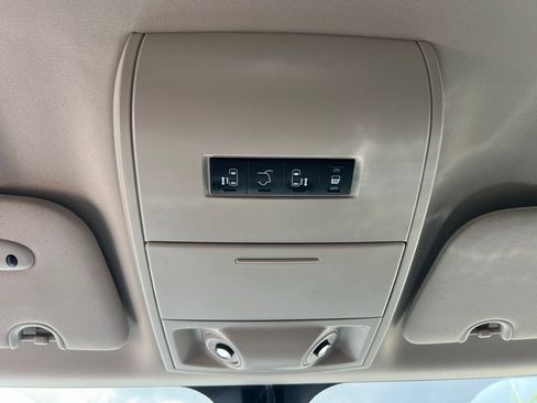 Used 2015 Chrysler Town & Country Touring-L FWD image 37