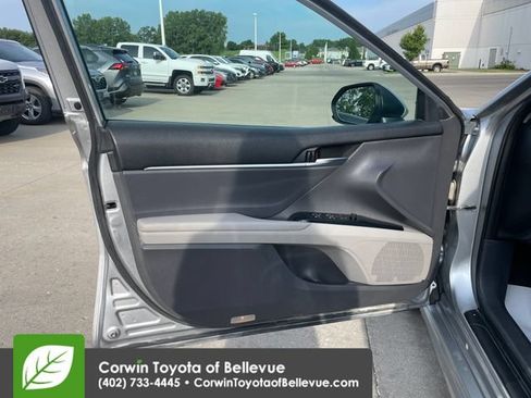 Used 2019 Toyota Camry SE FWD image 18