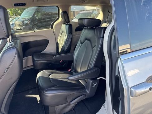 Used 2024 Chrysler Pacifica Touring-L FWD image 15