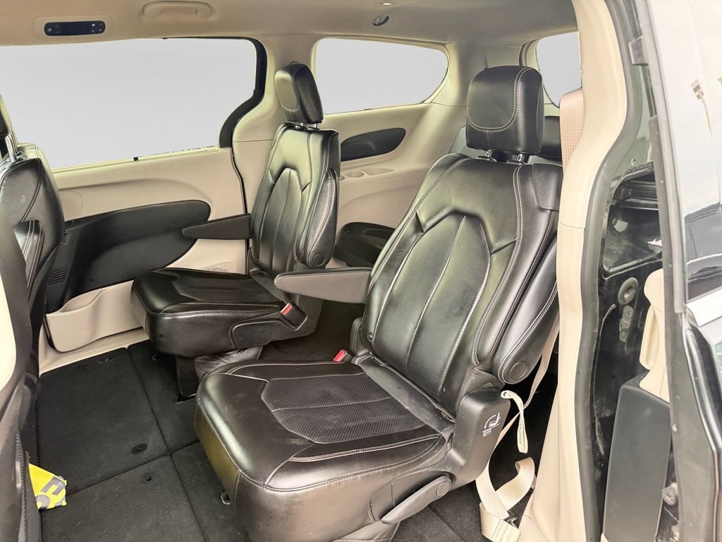 Used 2023 Chrysler Pacifica Touring-L FWD image 33