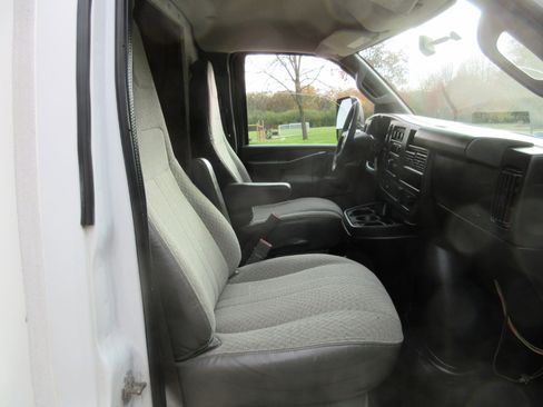 Used 2018 Chevrolet Express 3500 w/ Driver Convenience Package image 35