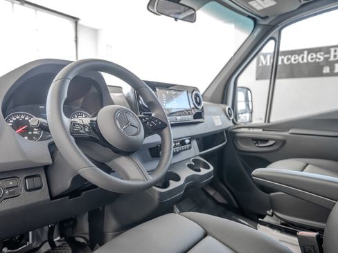 Used 2025 Mercedes-Benz Sprinter 2500 image 7