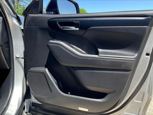 Used 2025 Toyota Highlander XLE image 23