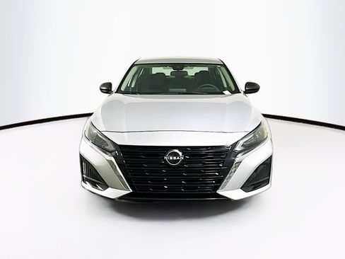 Used 2024 Nissan Altima 2.5 SV image 2