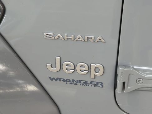 Used 2018 Jeep Wrangler Unlimited Sahara AWD/4WD image 5