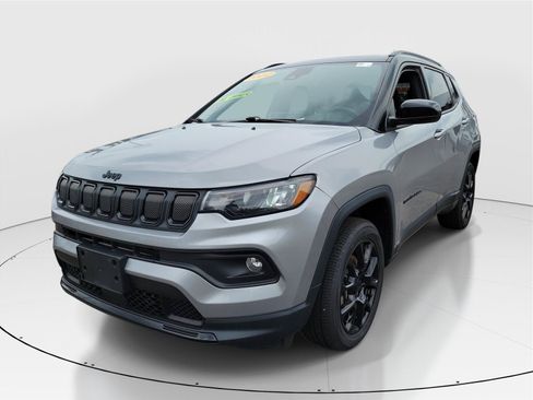 Used 2022 Jeep Compass Latitude w/ Convenience Group AWD/4WD image 2